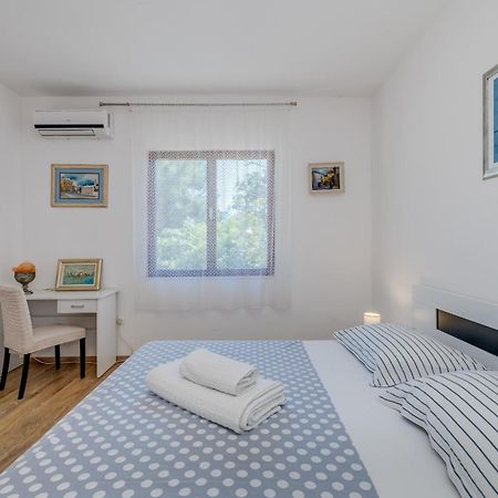 Beachfront Apartment Drazen, With Garden And Parking Split Kültér fotó