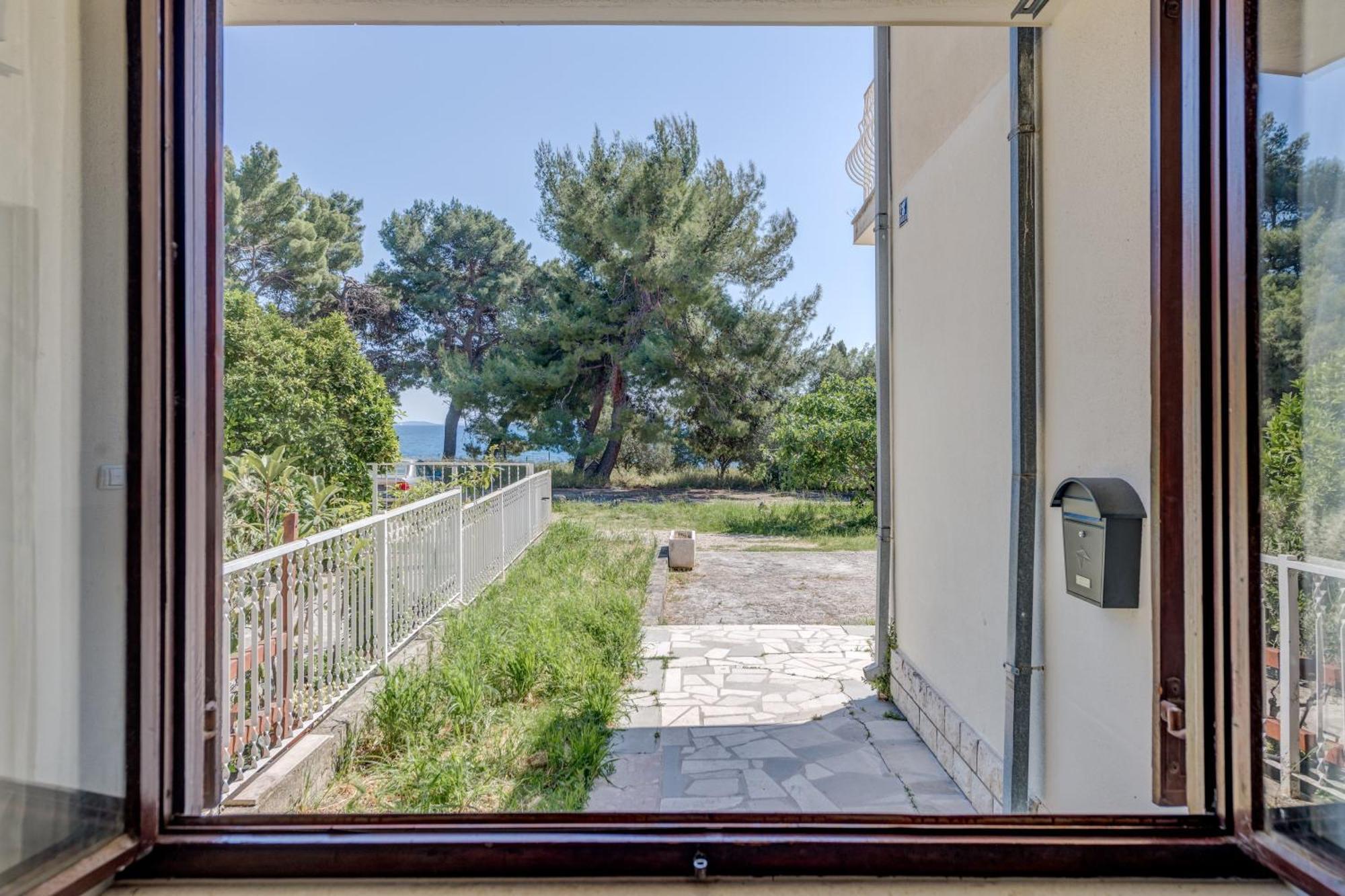 Beachfront Apartment Drazen, With Garden And Parking Split Kültér fotó
