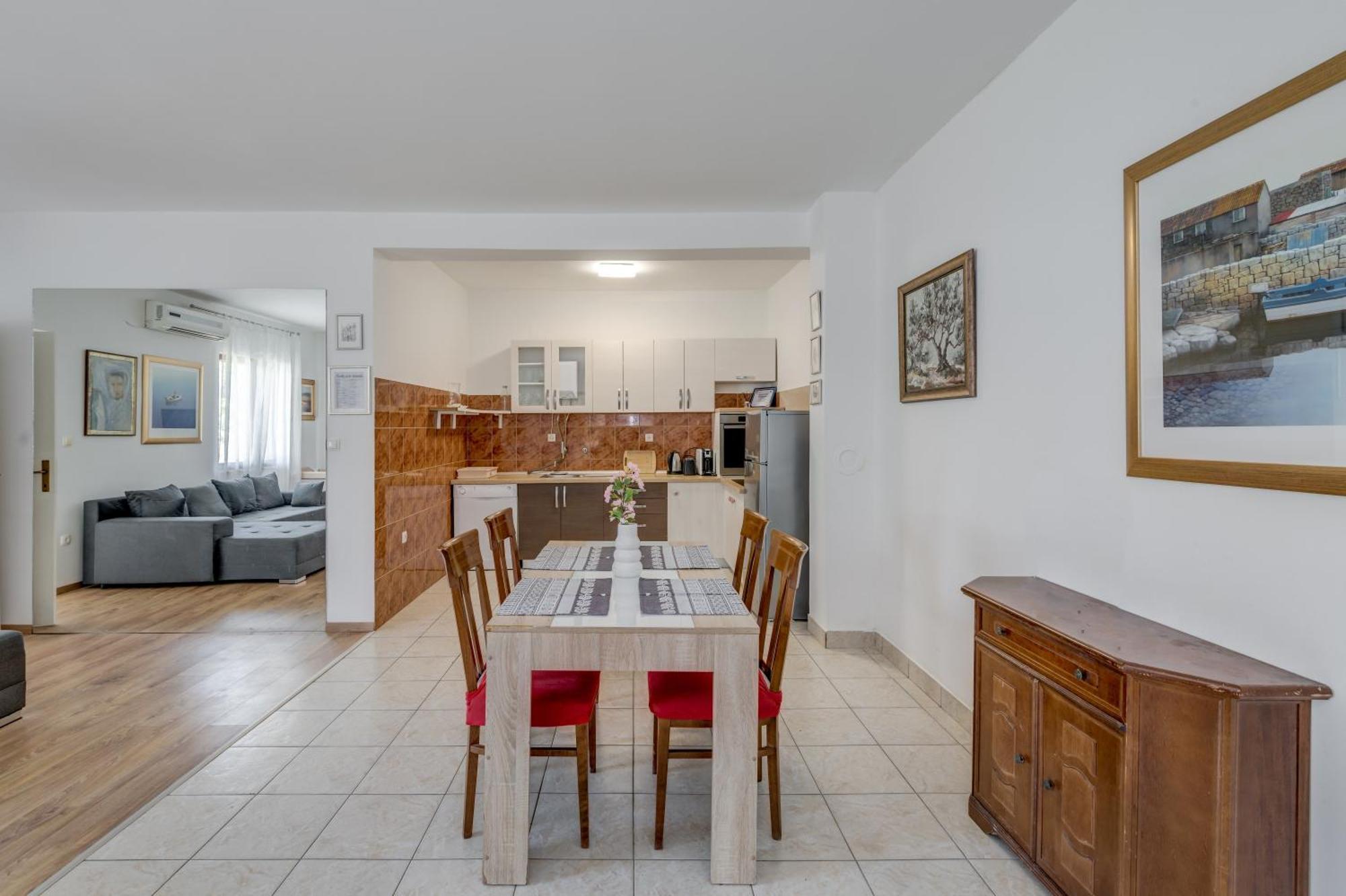 Beachfront Apartment Drazen, With Garden And Parking Split Kültér fotó